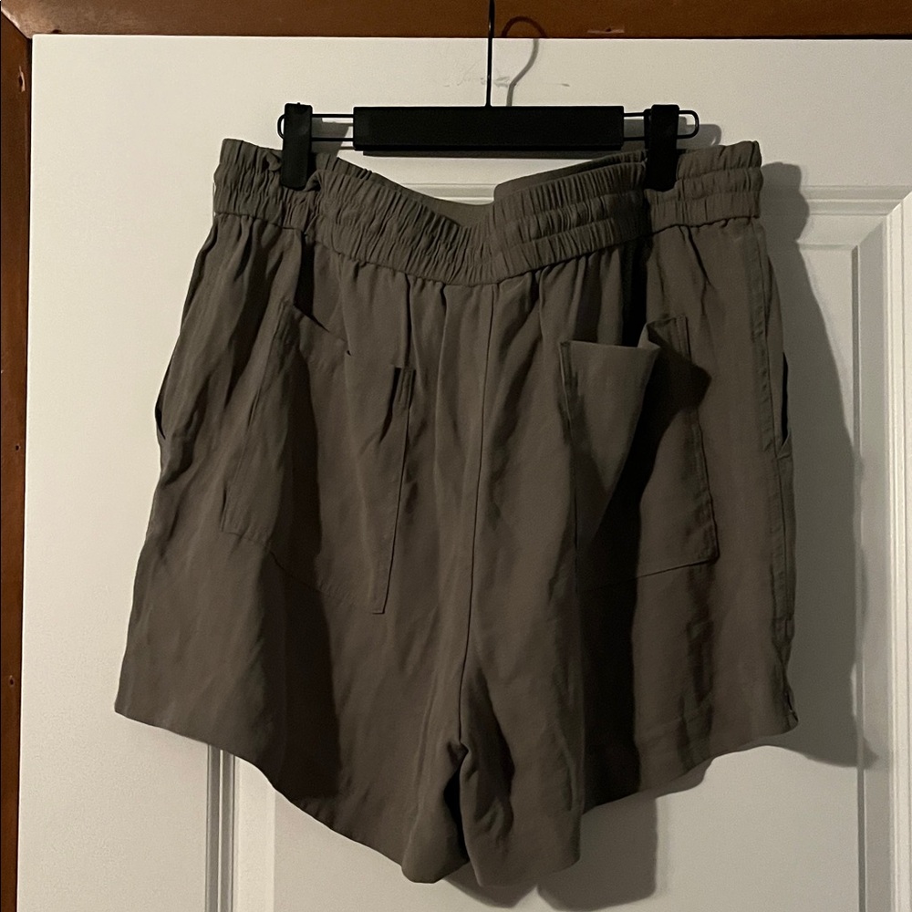 Kerch-Casual olive green Shorts - Picture 3 of 4
